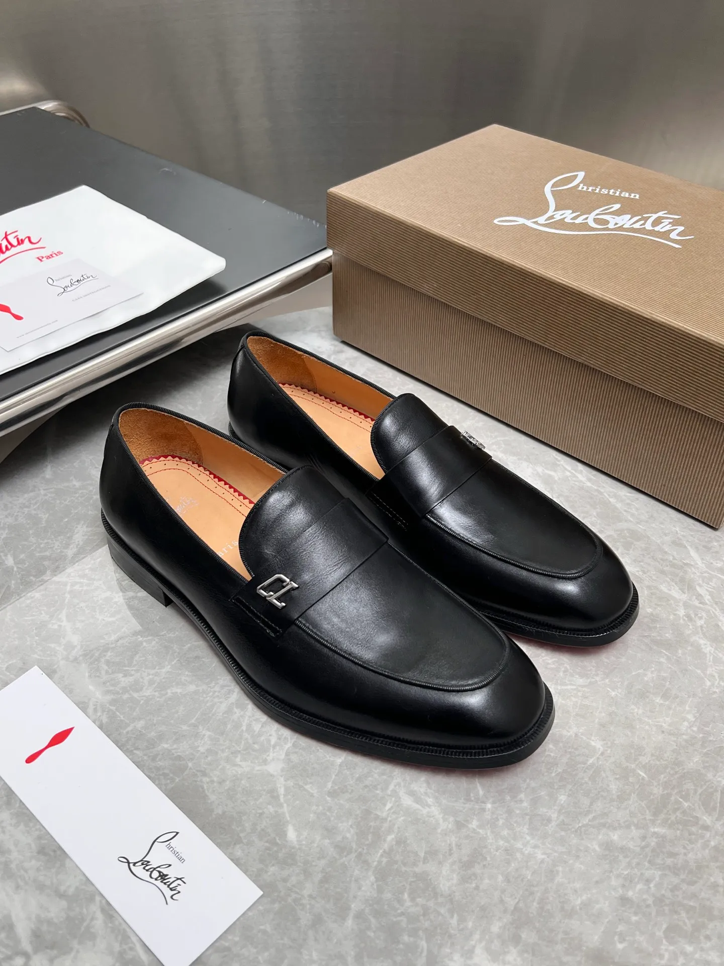 [CL red sole] Top P: 900💰 Number of yards: 39~44 (38.4546. Customized, non-refundable) CL new men's formal shoes Loaf leather shoes Christia* Loubouti* red sole shoes The red sole is luxurious and elegant, reshaping the style boundary of casual formal wear. It is extremely innovative in material selection, and creates a rich visual and tactile experience through the collision of different materials! Made of top-grade calfskin/glossy patent leather/spliced ​​technical fabric in contrasting colors. The upper is stitched by hand with fine and even stitching. It is based on the square-toe loafer shoe shape, with neat and elegant lines, which fits the toughness of men's wear. The upper is embellished with metal rivets, injecting individual details into classic loafers, breaking the mediocrity of casual shoes, and giving a concrete expression of "low-key luxury". From the original color/red cowhide lining inside the shoe to the instantly recognizable red sole, the "red sole" is not only the brand's visual identity, but also a "luxury codeword" when walking. The red sole exposed inadvertently conveys taste and identity instantly. From the innovative splicing of materials, to the personalized fusion of design, to the ingenious inheritance of craftsmanship, the Christian Louboutin men's loafer series is not only a pair of casual shoes, but also a "yuppie style" dressing weapon for men. Whether it is a casual business meeting or a casual look for daily travel, it can help you become a unique and stylish man in every occasion with its "red Loaf" attitude.